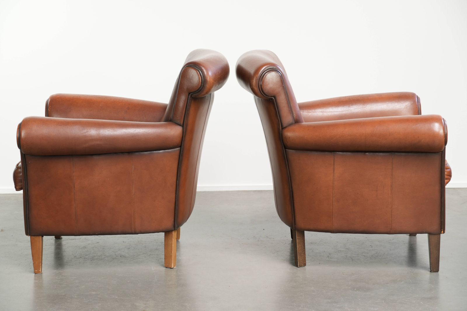 Set van 2 comfortabele schapenvachten fauteuils met een tijdloze uitstraling en goed zitcomfort. photo Meubels