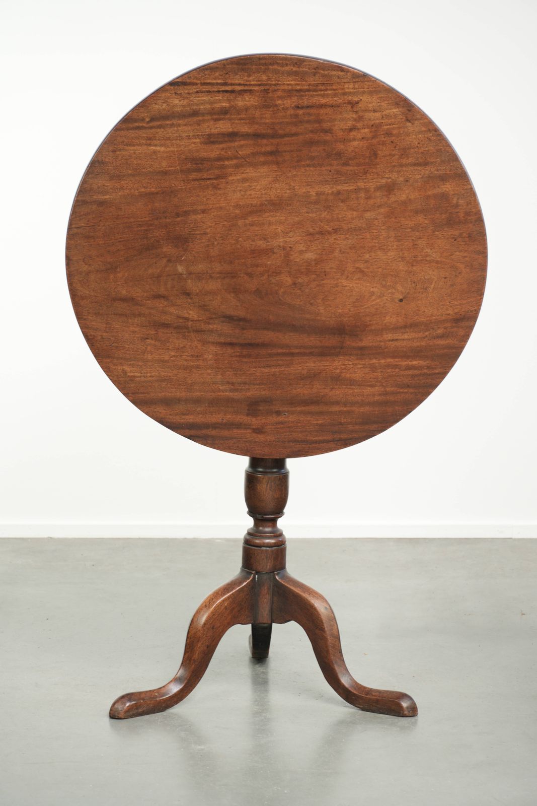Antieke Engelse kantelbladtafel, 18e eeuw, met fraaie kleuren photo 639.0
