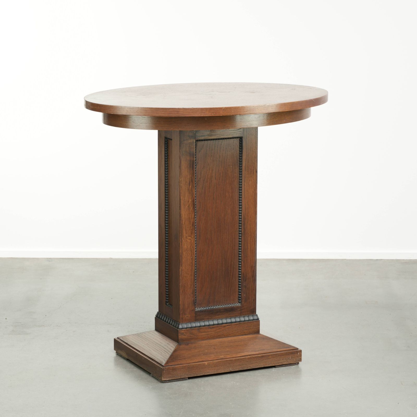 Prachtige Nederlandse Eiken Bijzettafel, Middentafel in Weelderig Amsterdamse School Design met Verfijnde Details