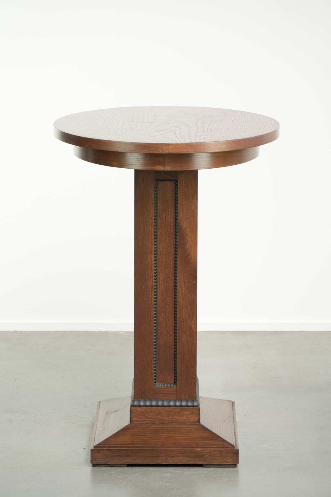 Prachtige Nederlandse Eiken Bijzettafel, Middentafel in Weelderig Amsterdamse School Design met Verfijnde Details photo 442.0