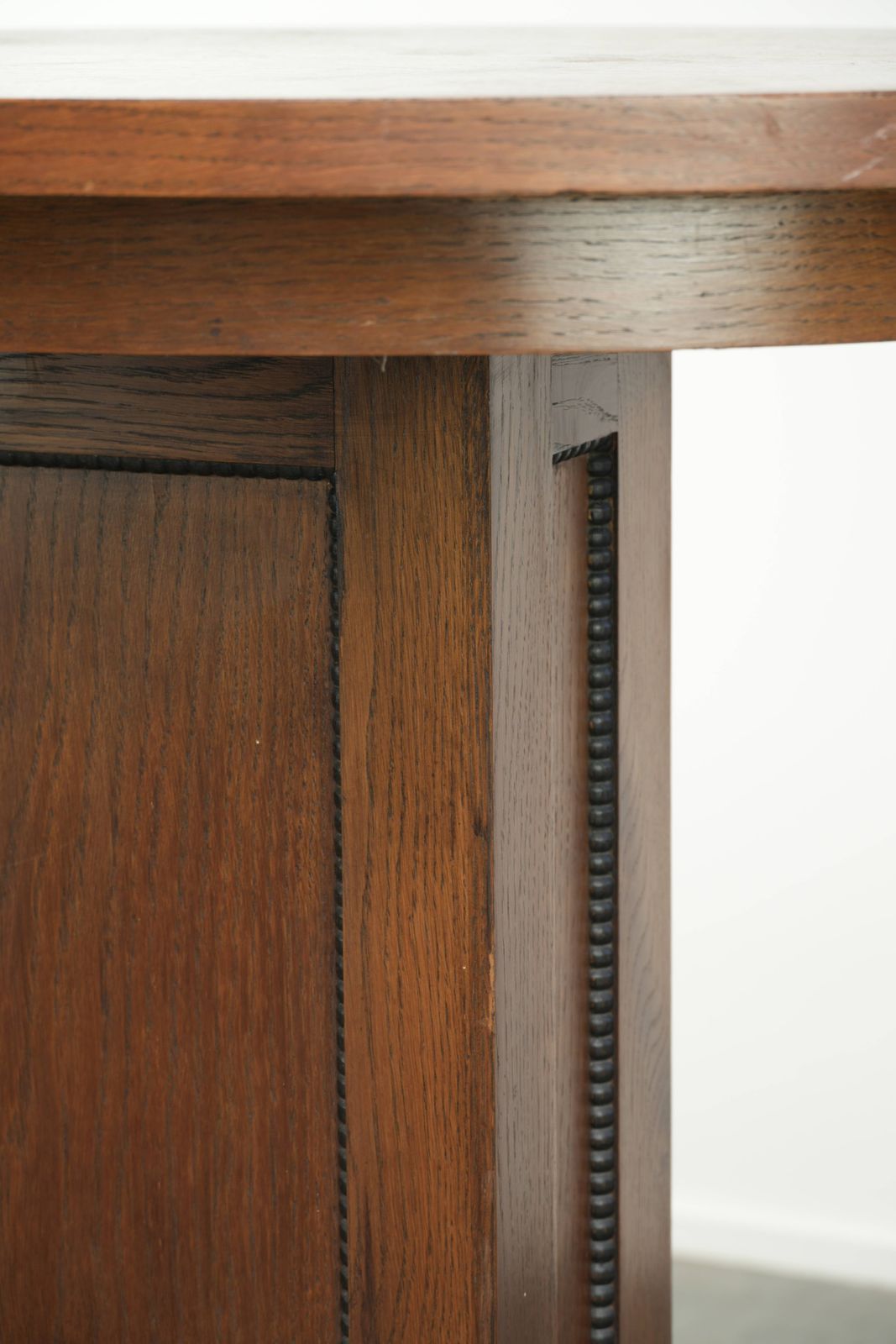 photo furniture Prachtige Nederlandse Eiken Bijzettafel, Middentafel in Weelderig Amsterdamse School Design met Verfijnde Details