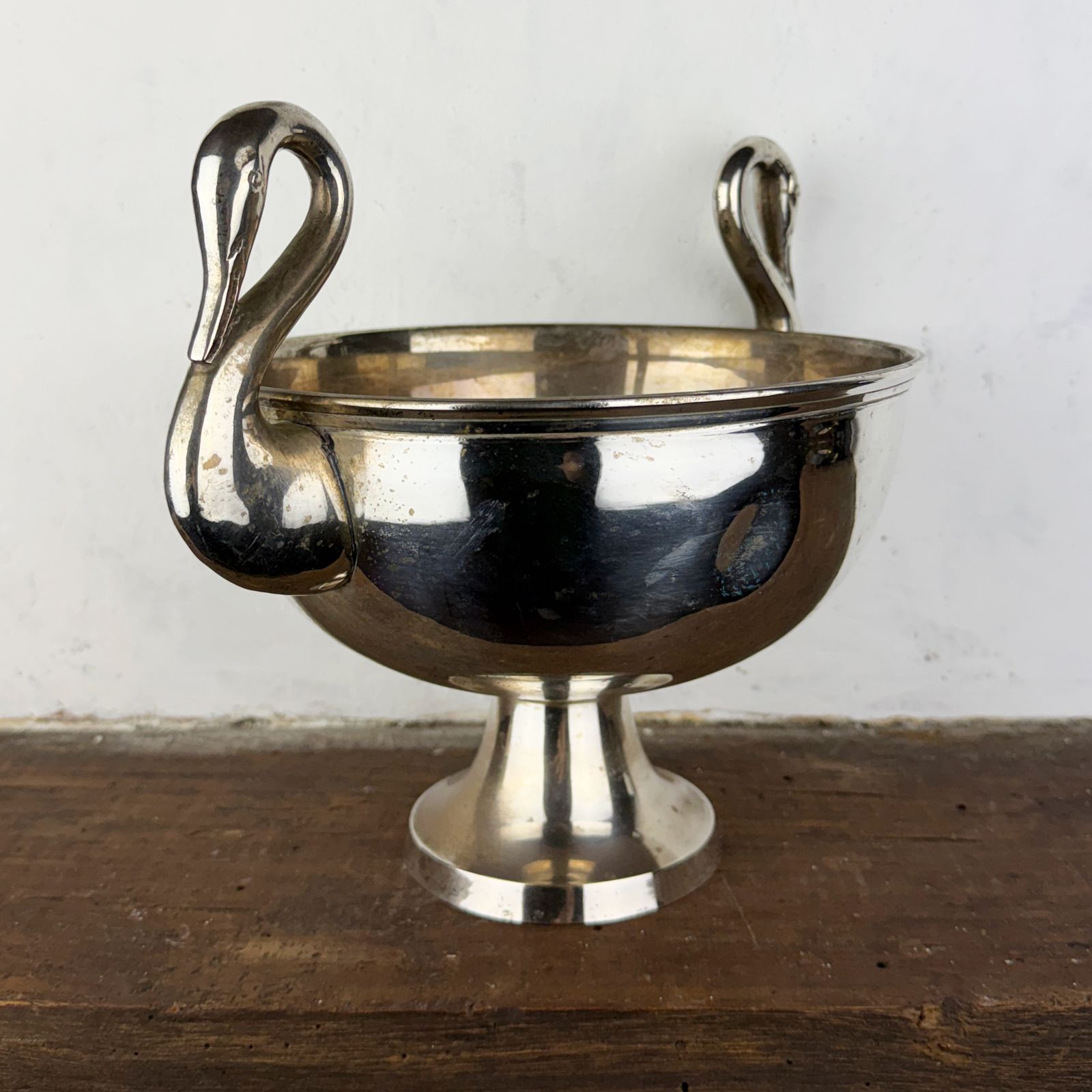 Art Deco zwanenmiddelpunt voetstuk schaal, verzilverde emmer met zwanenhandvatten photo buy