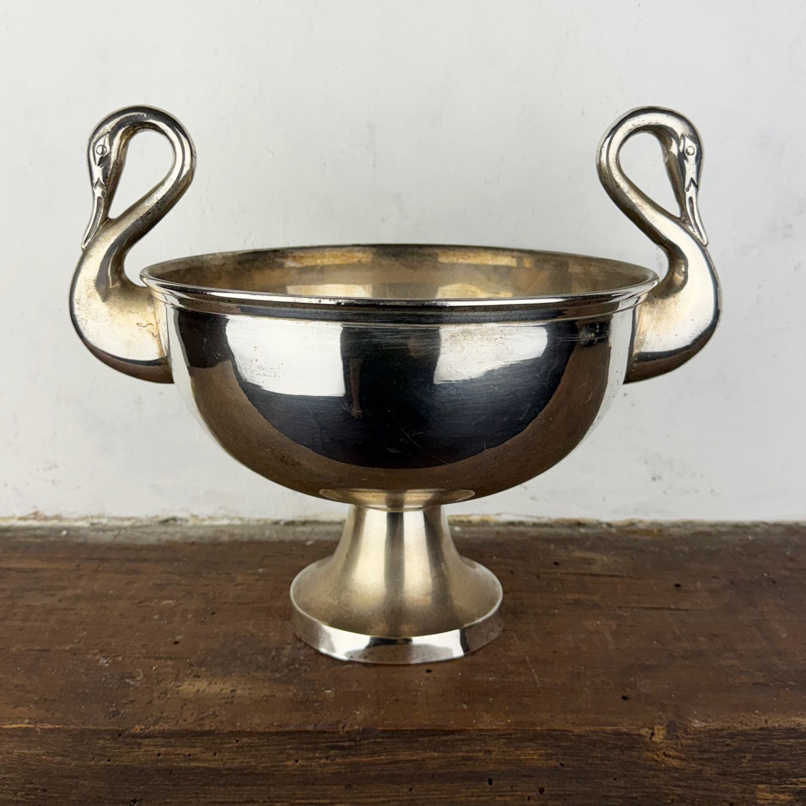Art Deco zwanenmiddelpunt voetstuk schaal, verzilverde emmer met zwanenhandvatten photo vinterior