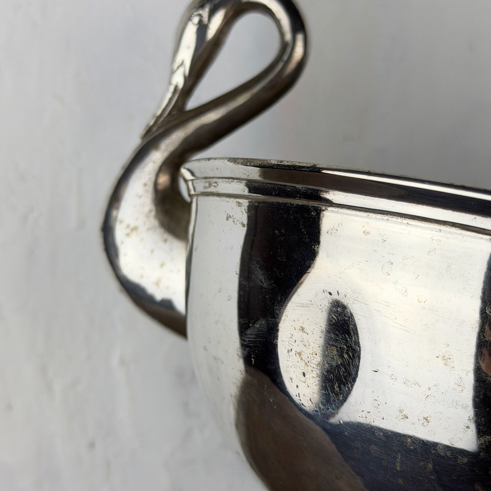 Art Deco zwanenmiddelpunt voetstuk schaal, verzilverde emmer met zwanenhandvatten photo for sale