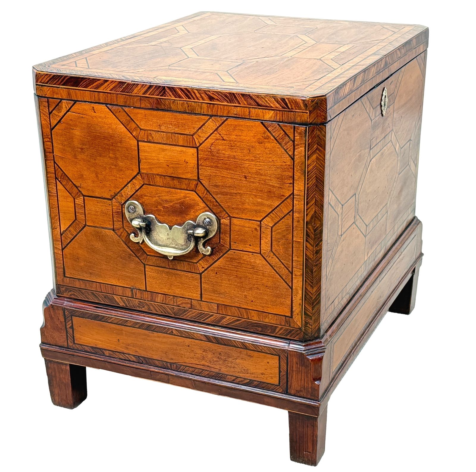 photo furniture Zeldzame 18e-eeuwse satijnhout en koningshout box cellarette, George II-periode (Engeland, ca. 1755)
