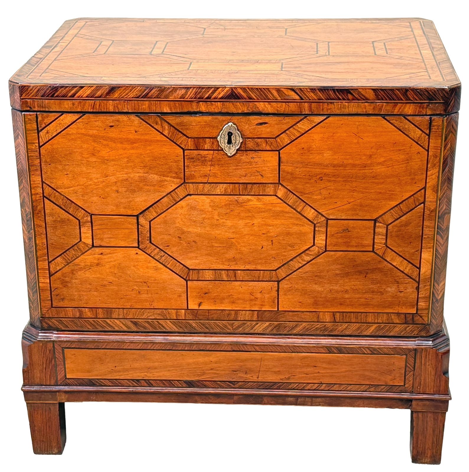 photo buy Zeldzame 18e-eeuwse satijnhout en koningshout box cellarette, George II-periode (Engeland, ca. 1755)