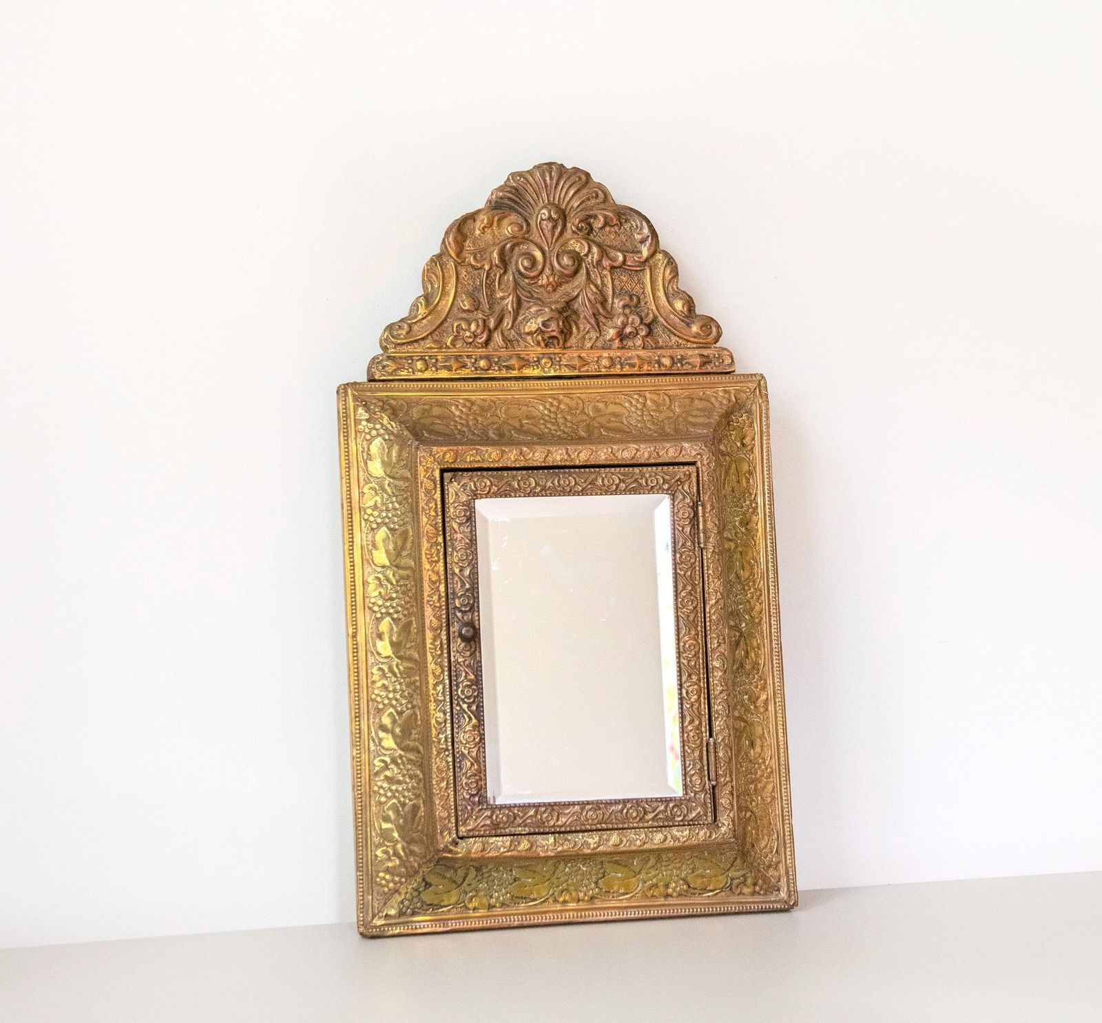 Miroir de coiffeuse d'époque en laiton français, crête florale en repoussé, de style Louis XV