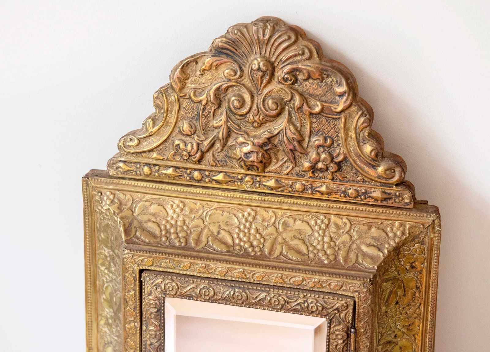Miroir de coiffeuse d'époque en laiton français, crête florale en repoussé, de style Louis XV photo furniture