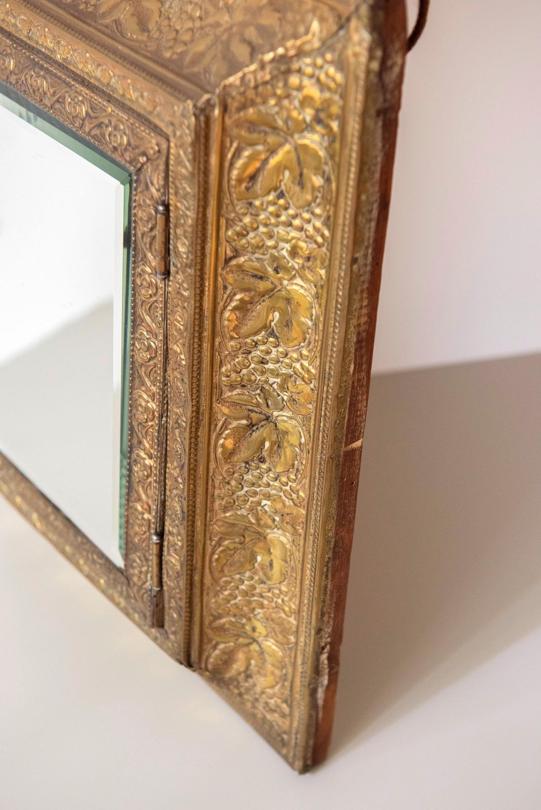 Miroir de coiffeuse d'époque en laiton français, crête florale en repoussé, de style Louis XV photo vintage