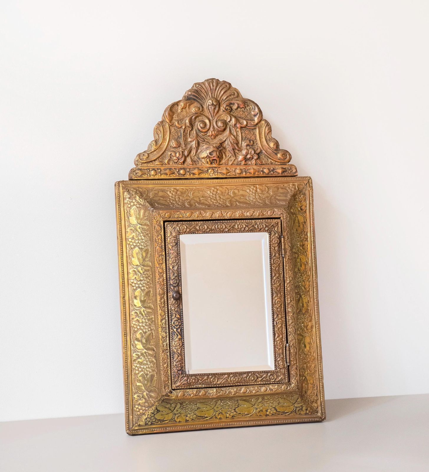 292.0 Miroir de coiffeuse d'époque en laiton français, crête florale en repoussé, de style Louis XV photo