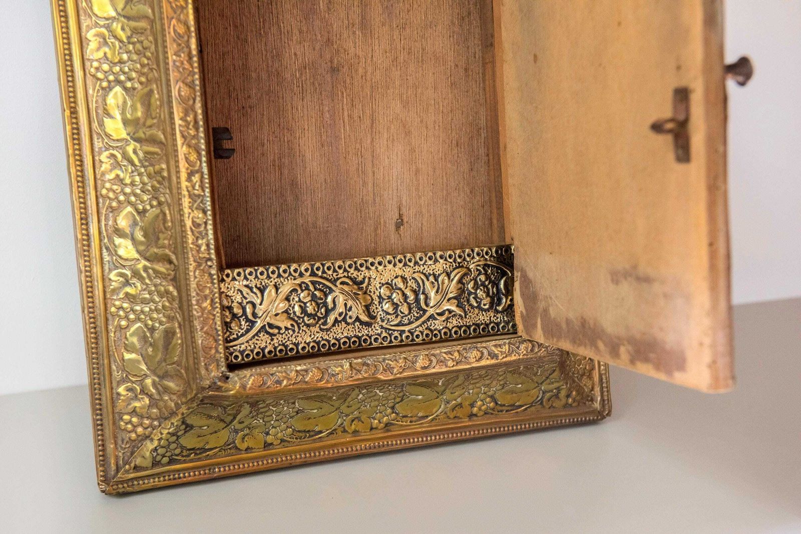 photo buy Miroir de coiffeuse d'époque en laiton français, crête florale en repoussé, de style Louis XV