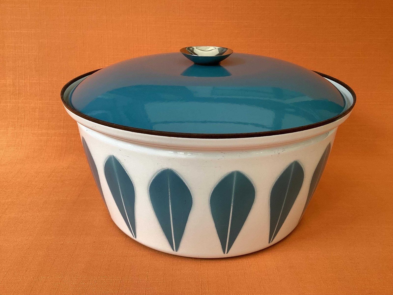 Vintage Cathrineholm grote geëmailleerde crockpot/braadpan in turquoiseblauw Lotus-design, retro kookgerei photo furniture
