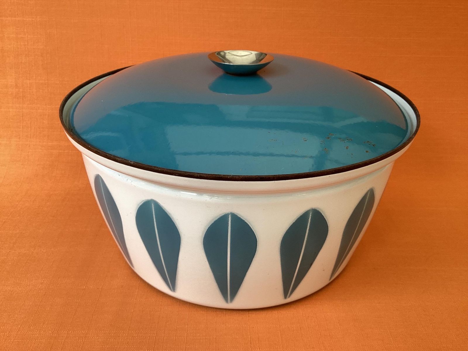 Vintage Cathrineholm grote geëmailleerde crockpot/braadpan in turquoiseblauw Lotus-design, retro kookgerei photo for sale