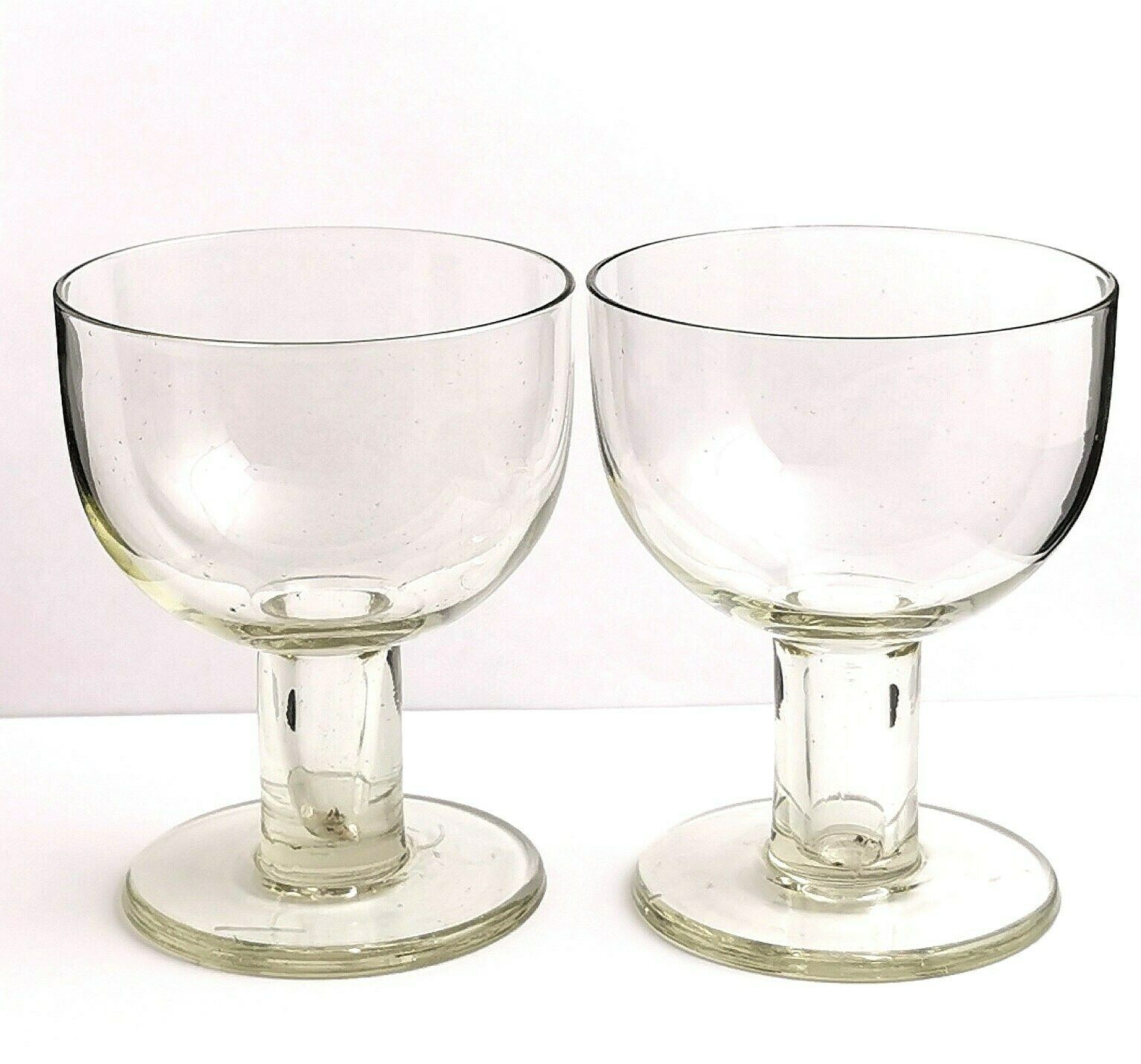 Coupes à pied d'époque victorienne en verre soufflé, coupes à dessert, coupes à glace photo furniture