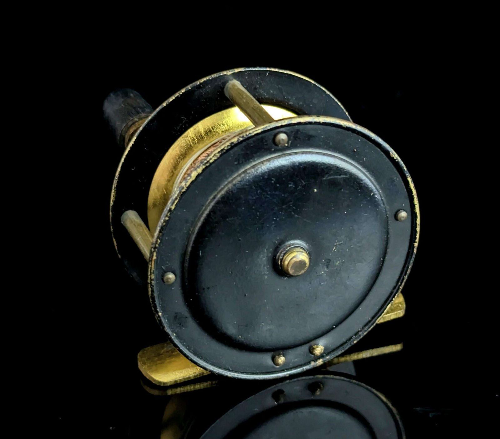 Moulinet de pêche latéral miniature d'époque, laque noire et laiton doré photo for sale