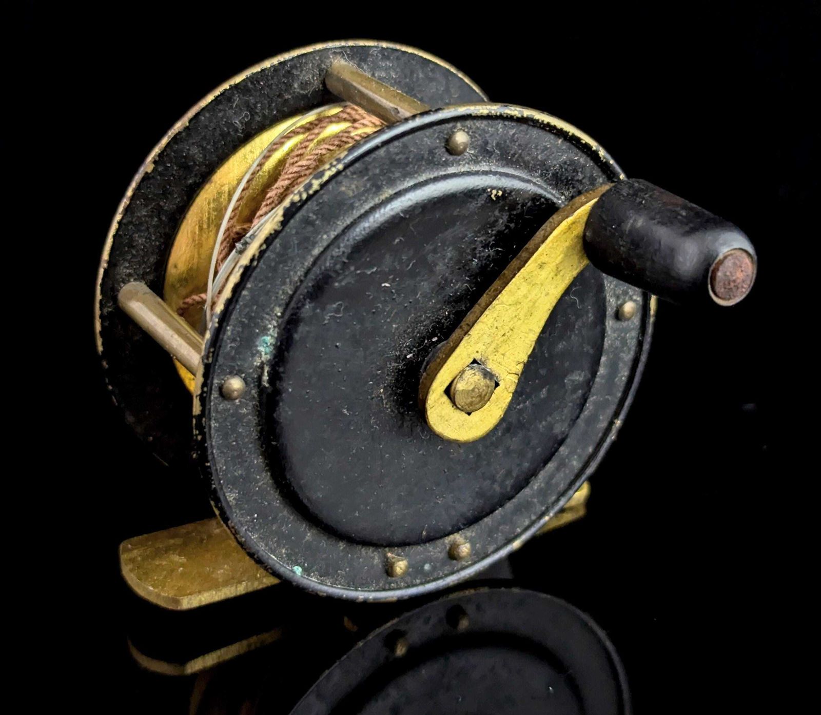Moulinet de pêche latéral miniature d'époque, laque noire et laiton doré photo Décoration