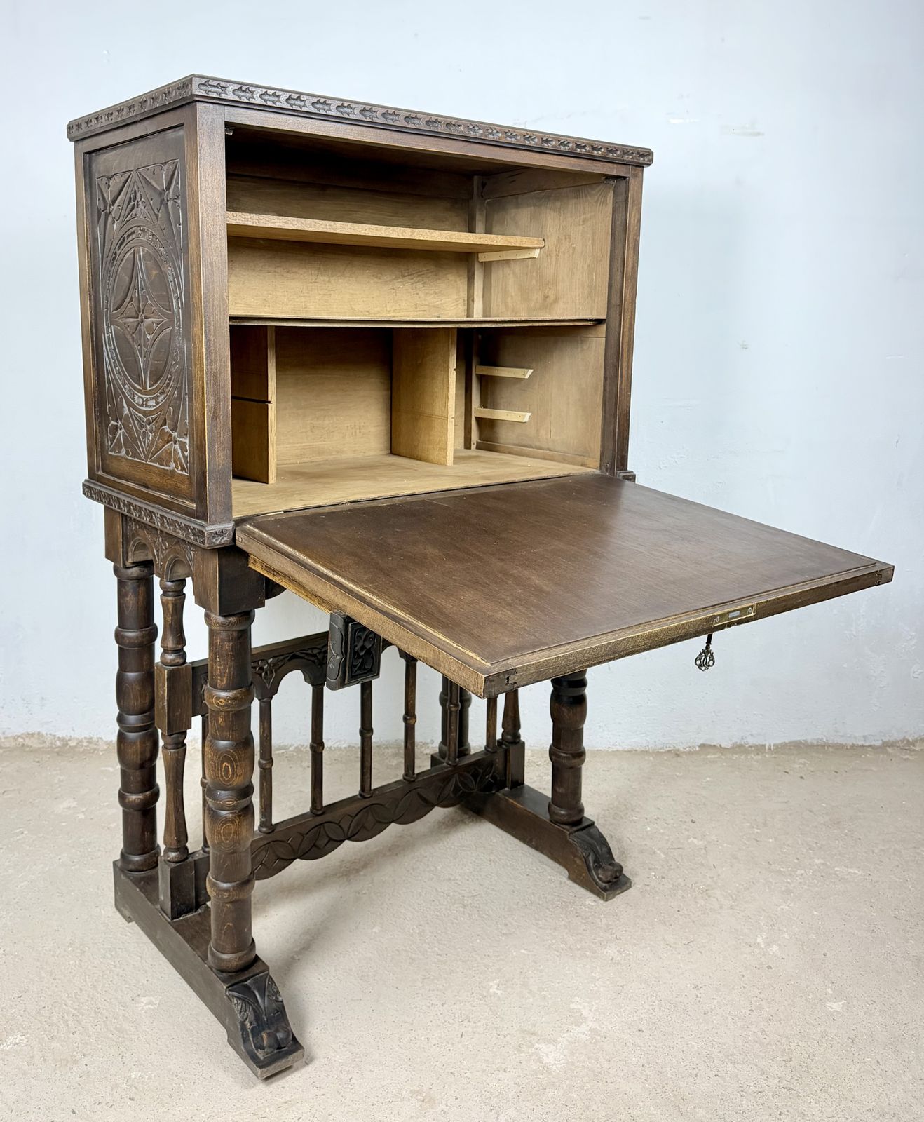 photo vintage Spanish Highly Carved Wood Cabinet Or Bargueño, 20th Century