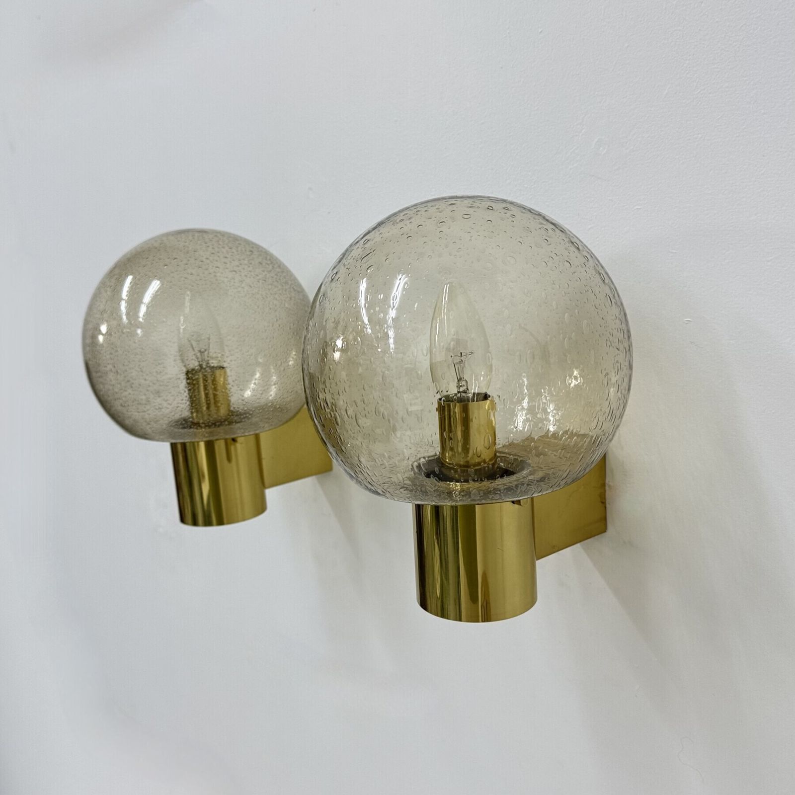 Mid-Century Limburg Glashütte wandlamp, messing met gerookt bubbelglas, jaren 1970 photo vintage