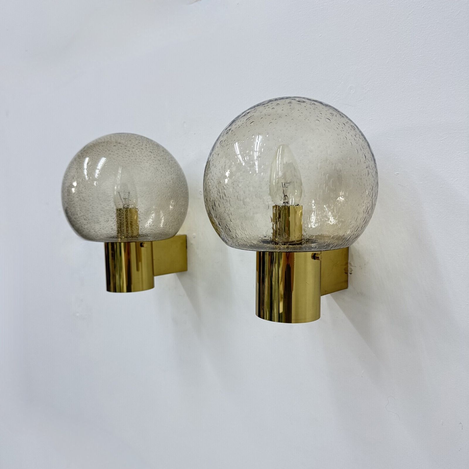 photo for sale Mid-Century Limburg Glashütte wandlamp, messing met gerookt bubbelglas, jaren 1970
