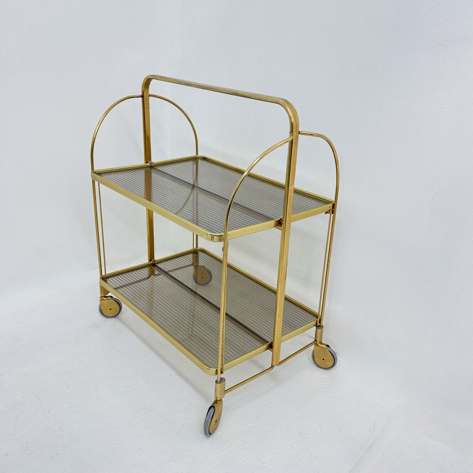 Chariot bar pliant mid-century modern en laiton et verre acrylique côtelé, années 1970 photo Mobilier