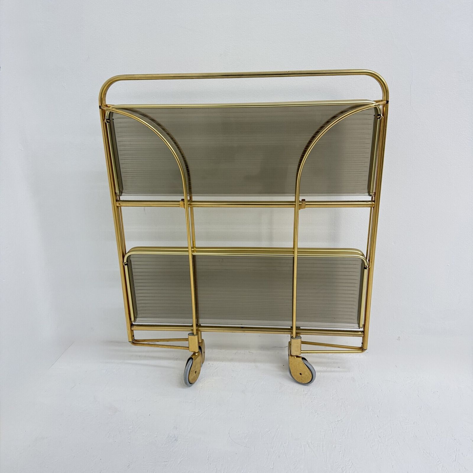photo vintage Chariot bar pliant mid-century modern en laiton et verre acrylique côtelé, années 1970