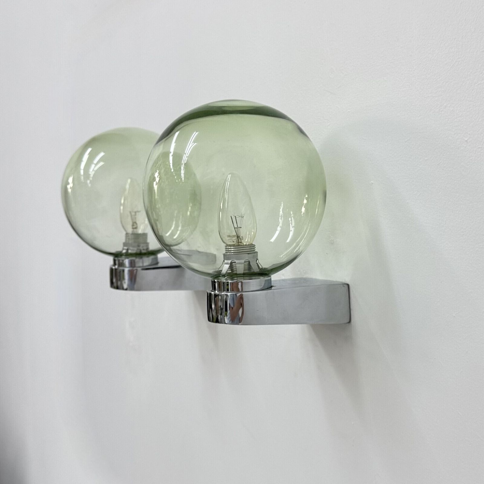 Verlichting Mid Century wandlamp, groen glas en chroom, jaren 1970 photo