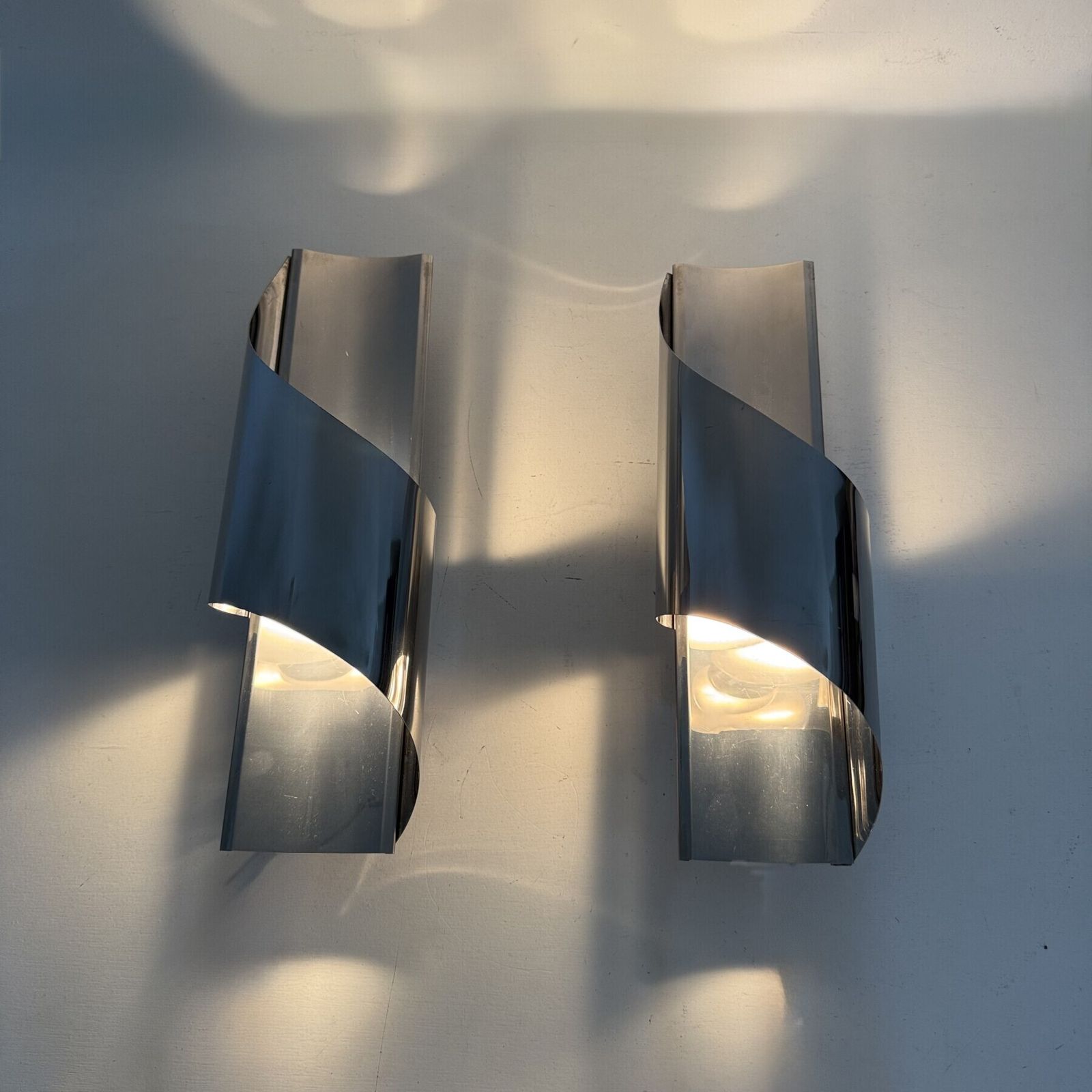 Verlichting Set van 2 metalen Italiaanse wandlampen, jaren 1970 photo