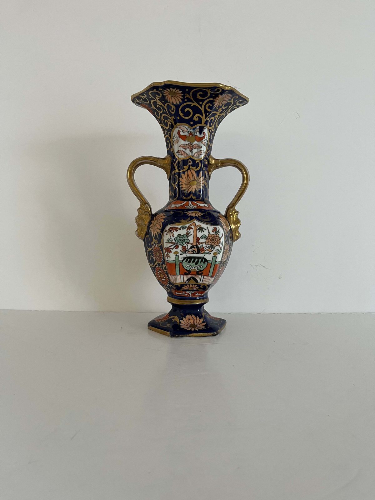 Mason's Ironstone hoge vaas in het Blue Hawthorne-patroon, zeldzame vorm, ca. 1830 photo furniture