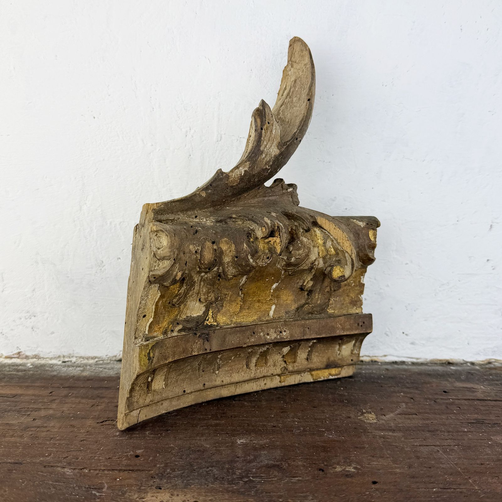 Italiaans verguld houten fragment, 18e eeuw, Italiaans Barok architecturaal snijwerk photo Woonaccessoires