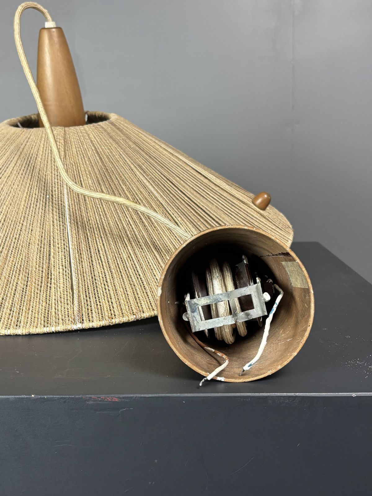 Grande suspension vintage mid-century en teck et corde de sisal, années 1960 photo buy