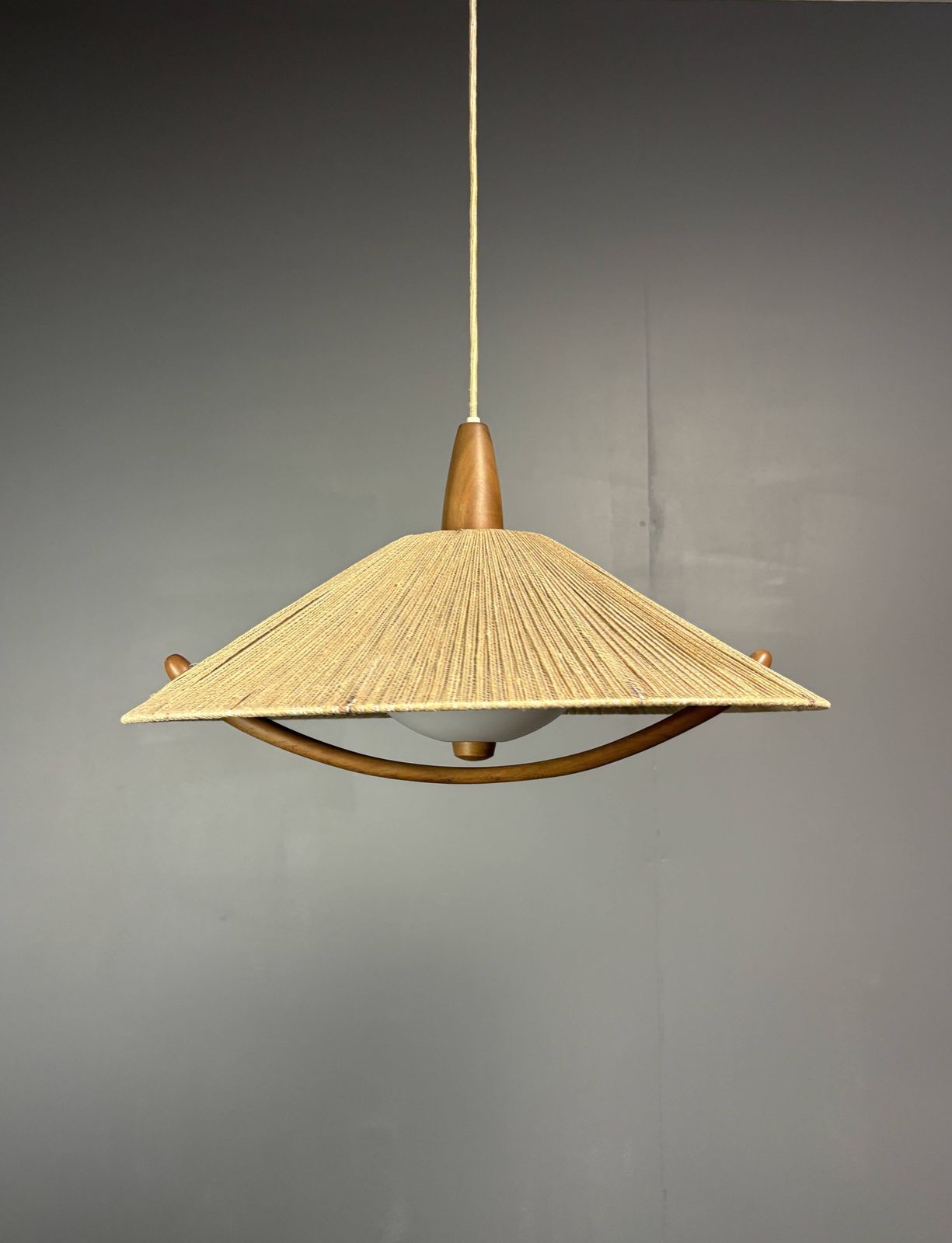901.0 Grande suspension vintage mid-century en teck et corde de sisal, années 1960 photo