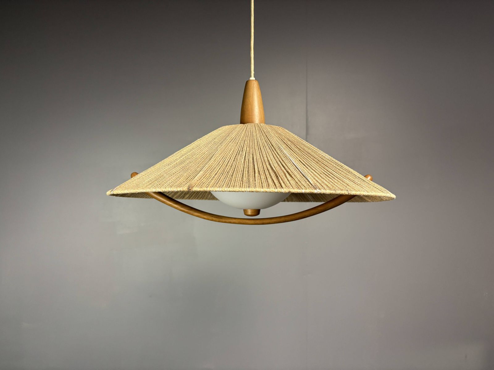 photo vinterior Grande suspension vintage mid-century en teck et corde de sisal, années 1960