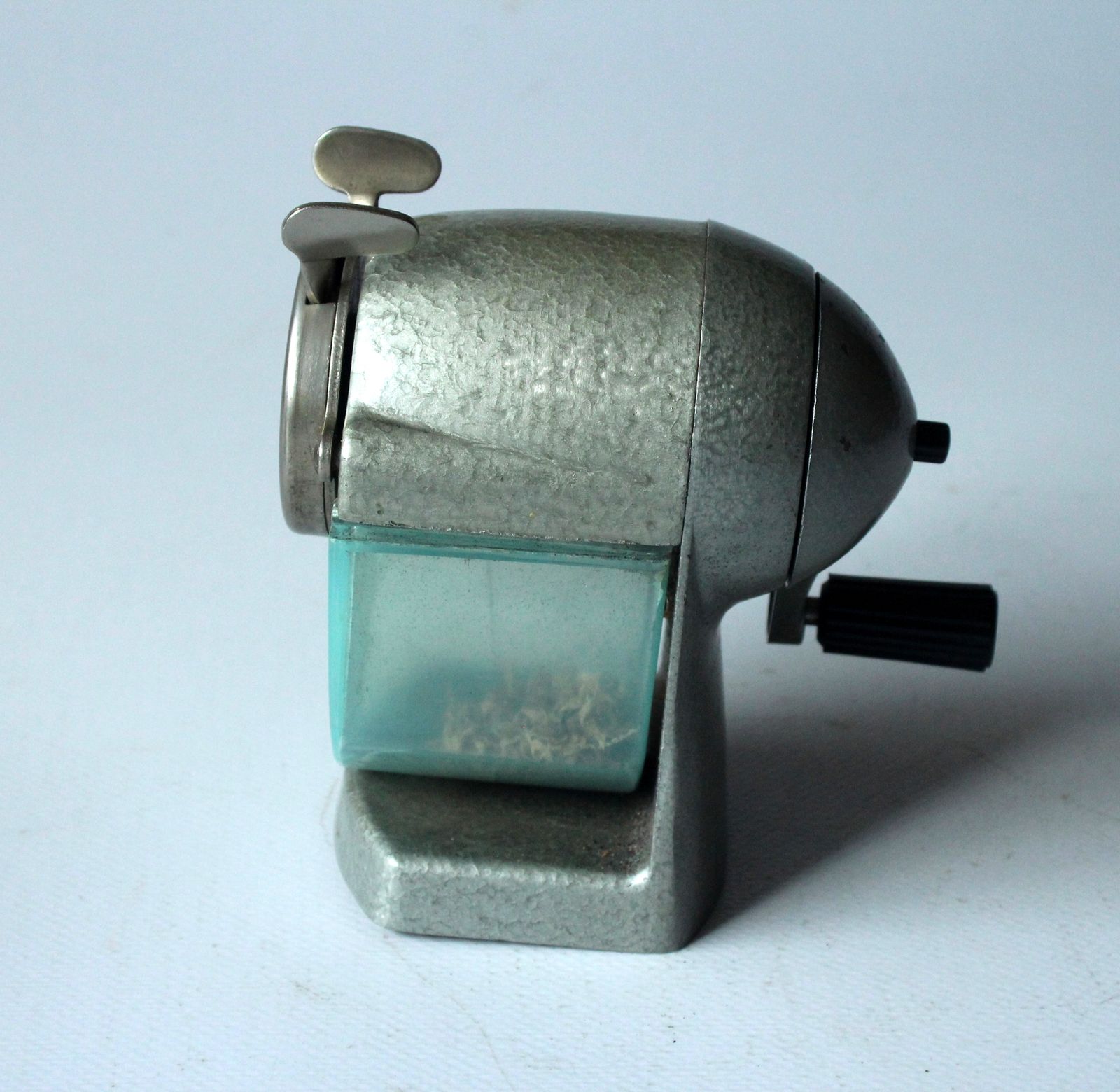 Asis tafelmodel puntenslijper van metaal met een opvallende plastic spaanderhouder van kunststof, origineel DDR-model - volledig functioneel. photo Woonaccessoires