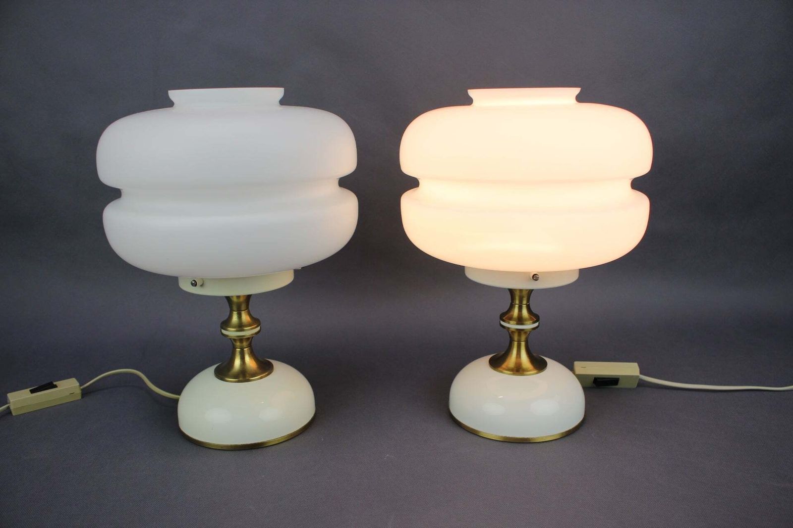 Paire de lampes de table Napako en verre opaline et laiton, Tchécoslovaquie, années 1970 photo vinterior