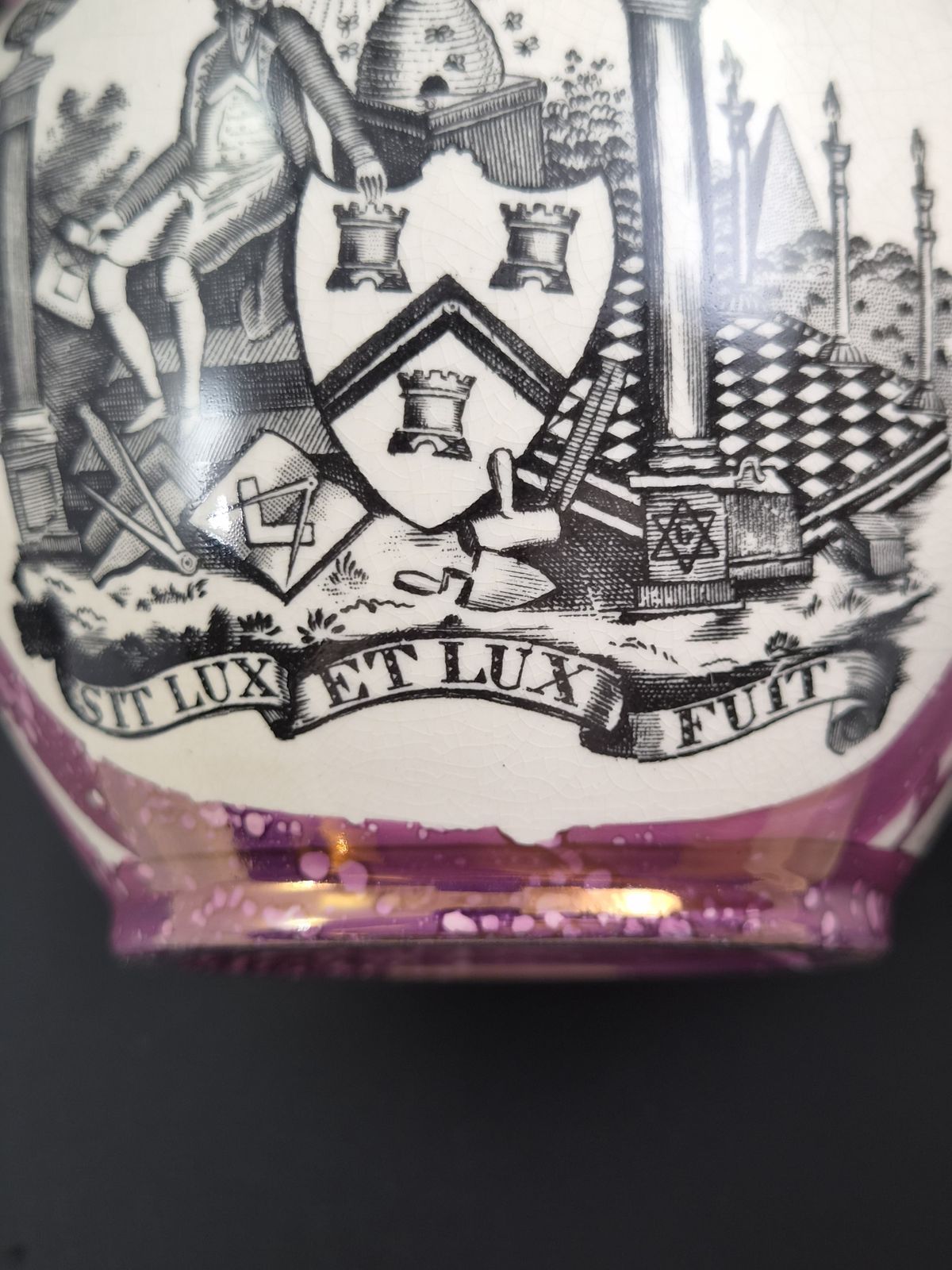 photo furniture Sunderland Pink Splash Lustre Masonic Jug, Engels aardewerk, ca. 1820-1840