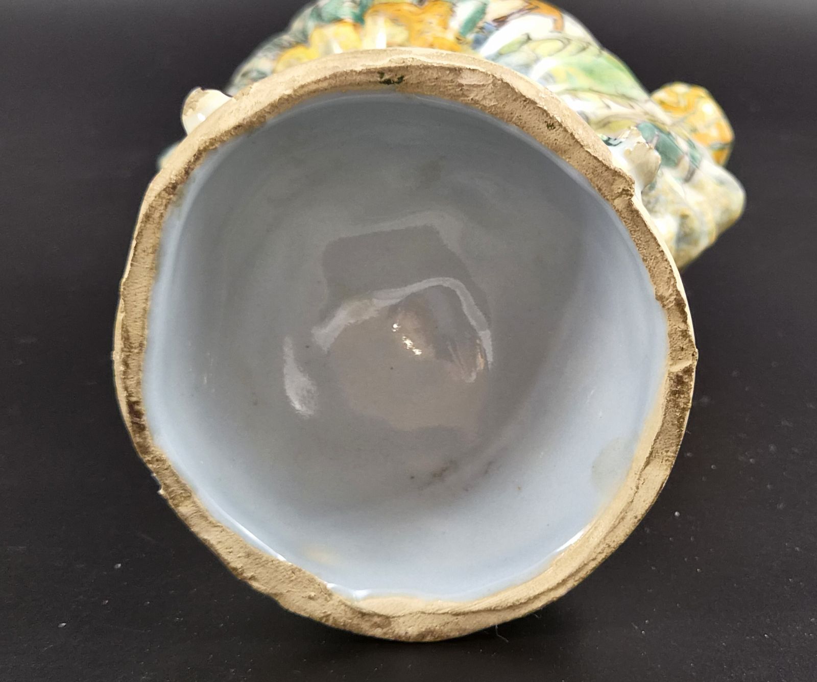 photo furniture Antiek Italiaans majolica pelgrimsfles in de vorm van een jakobsschelp, Fiasca Da Pellegrino, 18e eeuw