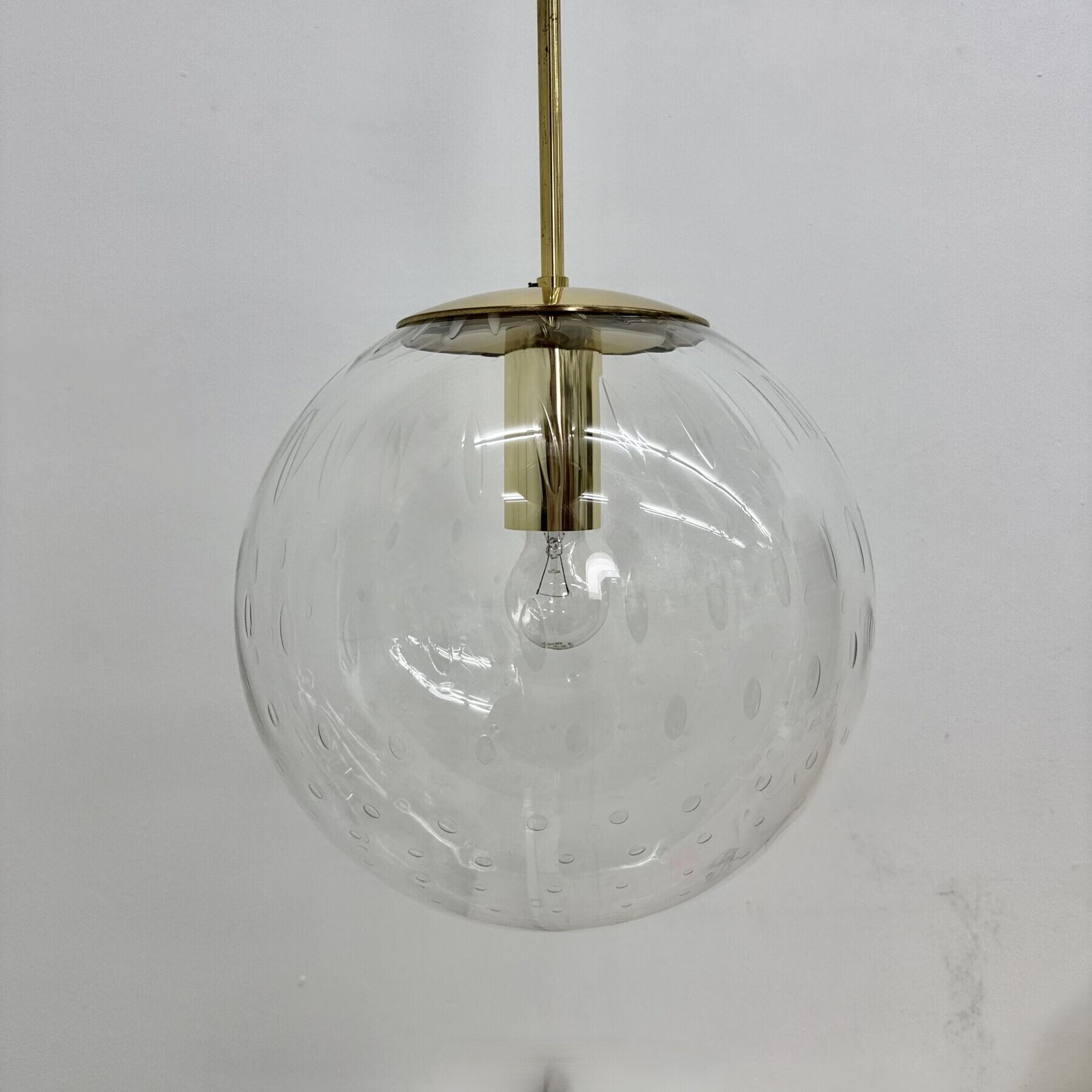 photo vintage Limburg Glashütte glazen hanglamp met messing bol, jaren 1970