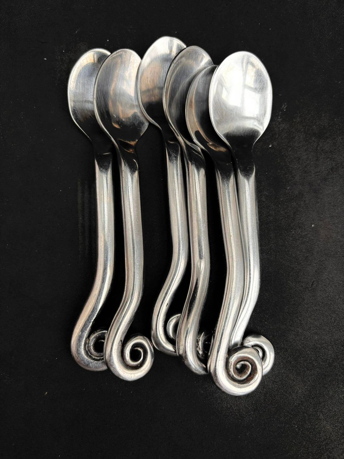 Set van 6 kleine lepels, swirl spiraal bestek, gedraaide uiteinden, Frans vervangingsbestek, gedraaide uiteinden, swirl brutalist decor, middeleeuwse stijl, Viking photo vinterior