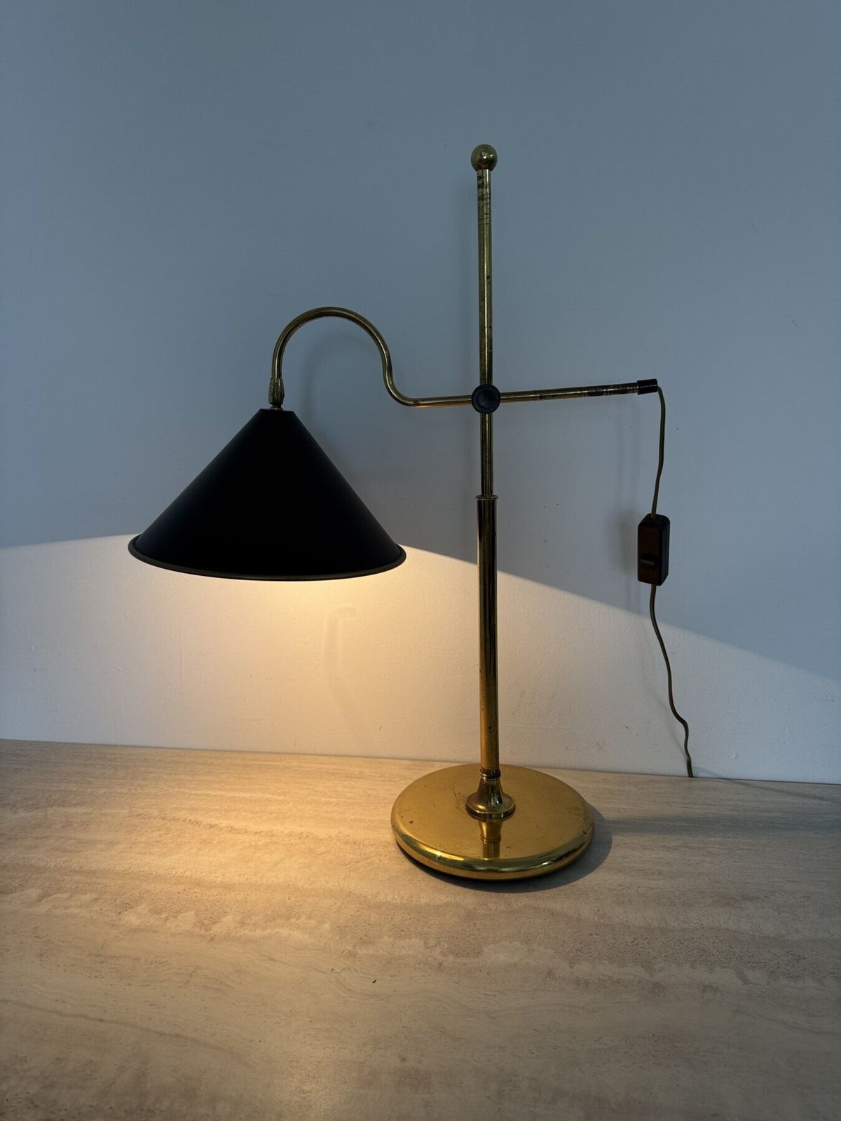 Lampe de bureau mid-century réglable en laiton, années 1970 photo Luminaires