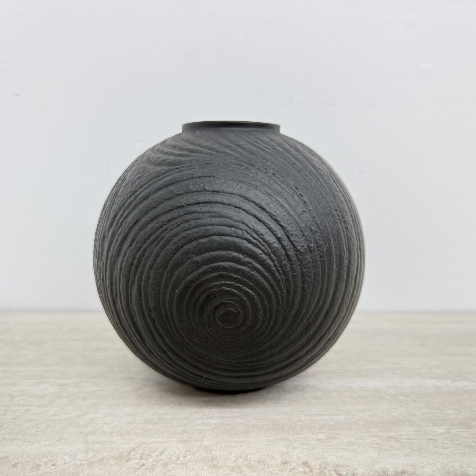 Woonaccessoires Rosenthal ronde vaas zwart porselein van Martin Freyer, jaren 1980 photo
