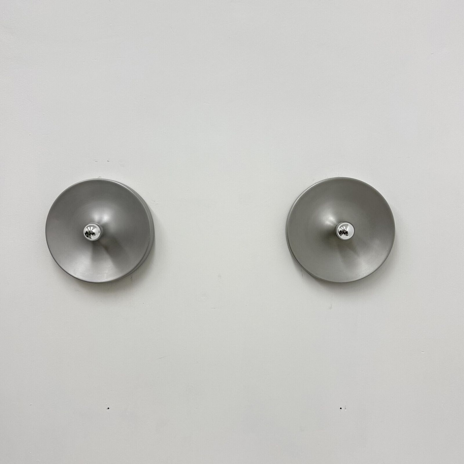 Mid Century Design Disc Lamp , ca. jaren 1970 toegeschreven aan Charlotte Perriand voor Les Arcs, set van 2 photo vinterior