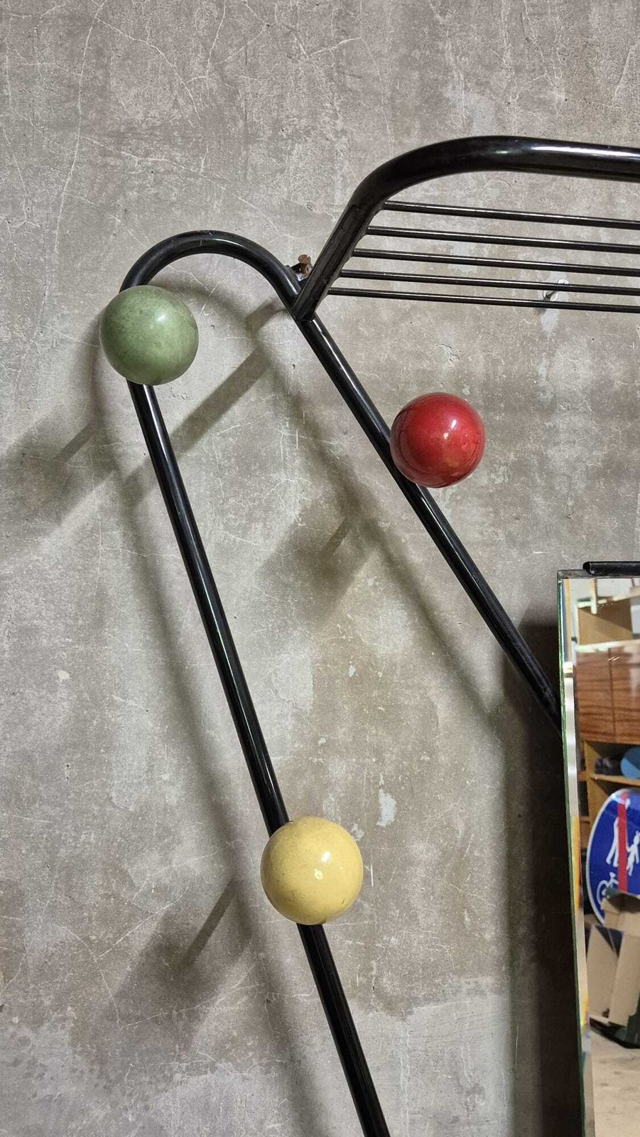 Vintage kapstok toegeschreven aan Roger Feraud, zwart metaal met gekleurde bollen, jaren 1970, 22 x 82 x 180 cm photo vinterior
