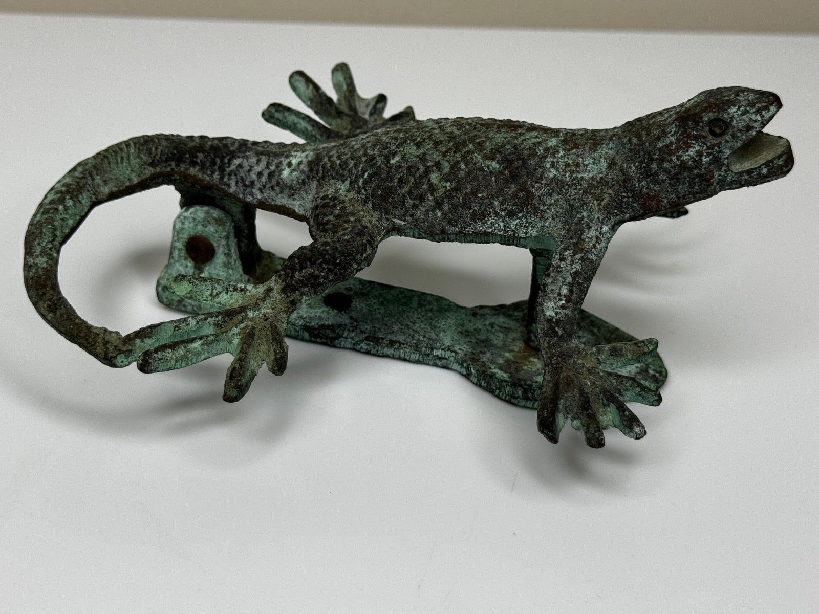 Bronzen deurklopper in de vorm van een gekko, zuidwesten van de VS, in de stijl van Oscar Bach photo Bouwonderdelen