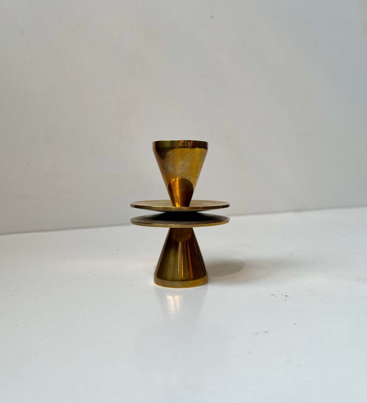 Zweeds Modern Design jaren 1950, kleine dubbele kandelaar in brons photo for sale