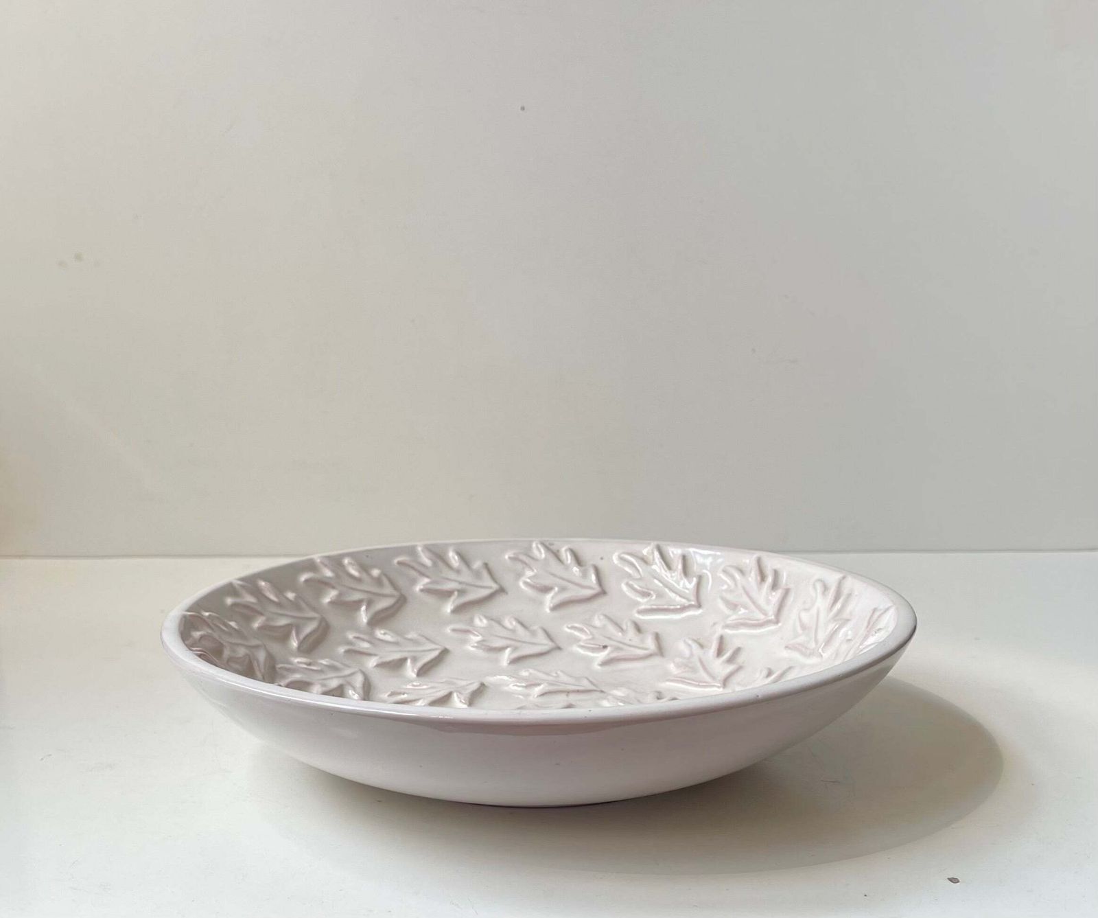 Coupe en céramique blanche de style scandinave moderne aux feuilles en relief, par Herne Nielsen, années 1960 photo vinterior
