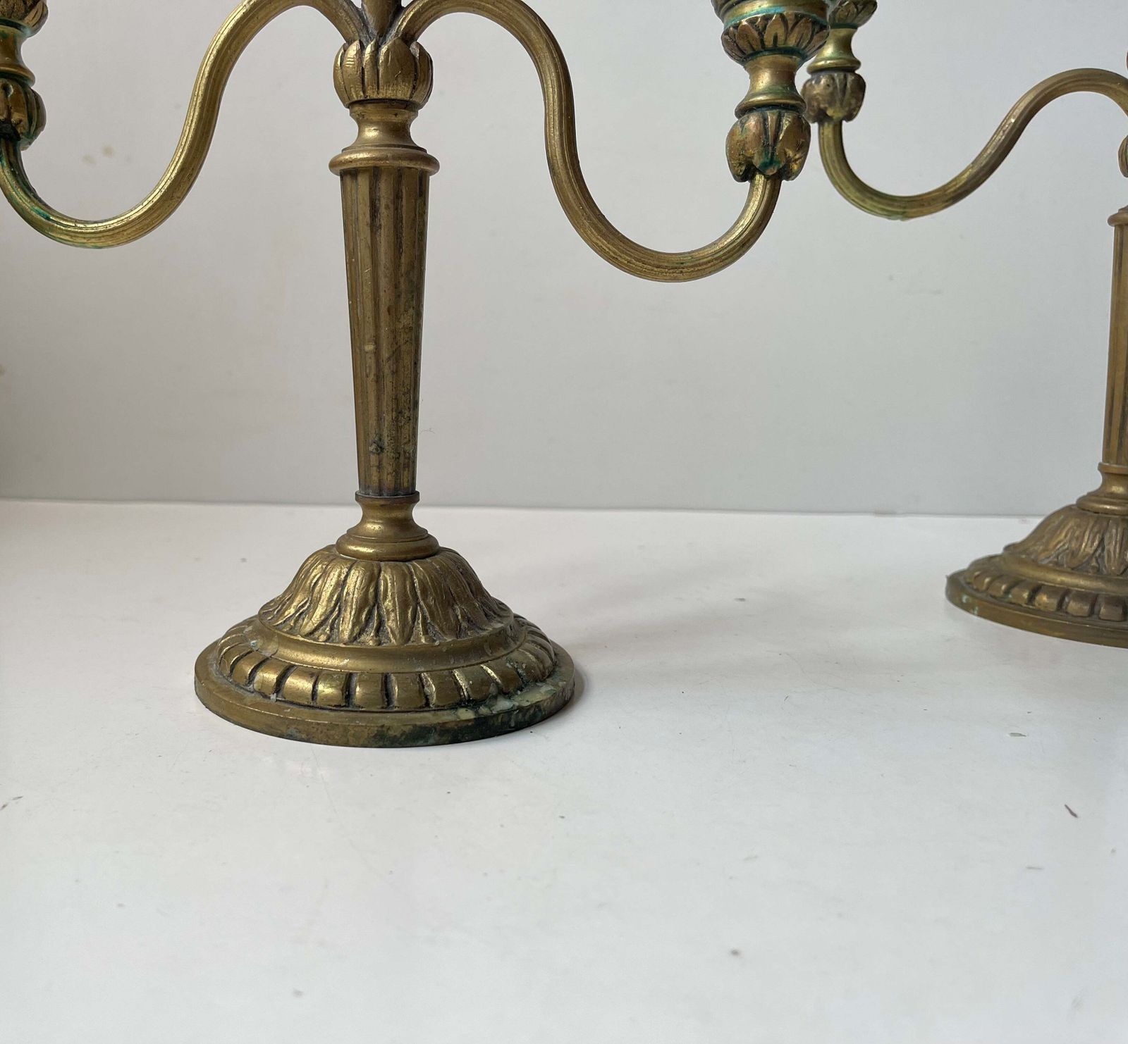 Antieke Franse kandelaars in de stijl van Louis XIV, kaarsenhouders in brons, set van 2 photo vinterior