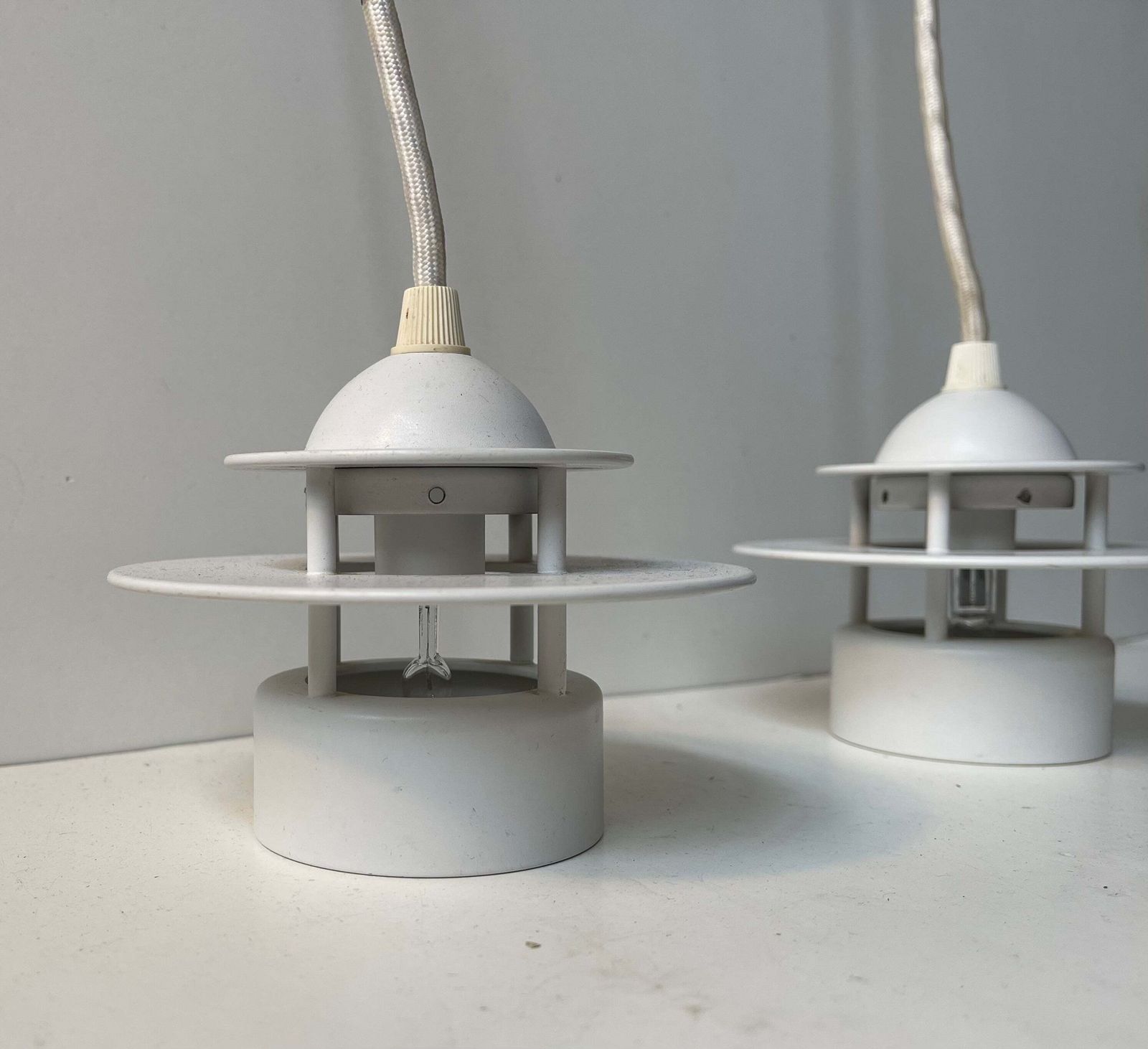 Suspensions Louis Poulsen Planet Orbit blanches, design danois minimaliste photo buy