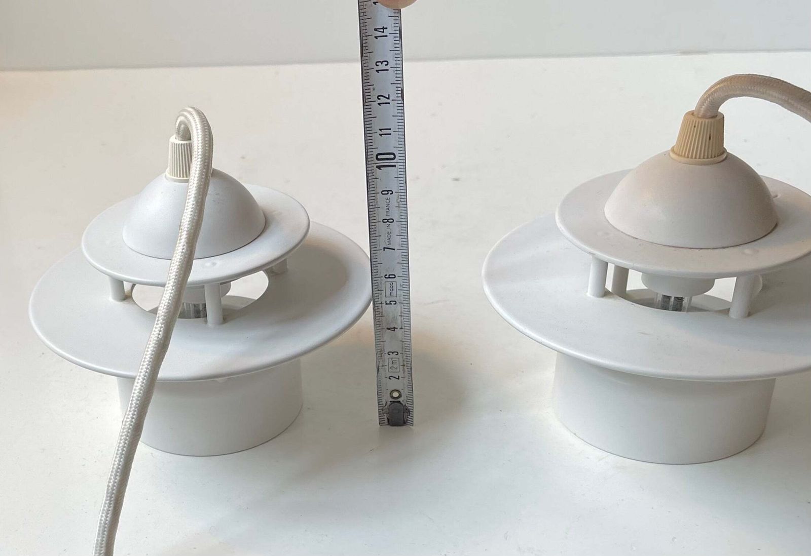 Suspensions Louis Poulsen Planet Orbit blanches, design danois minimaliste photo vintage