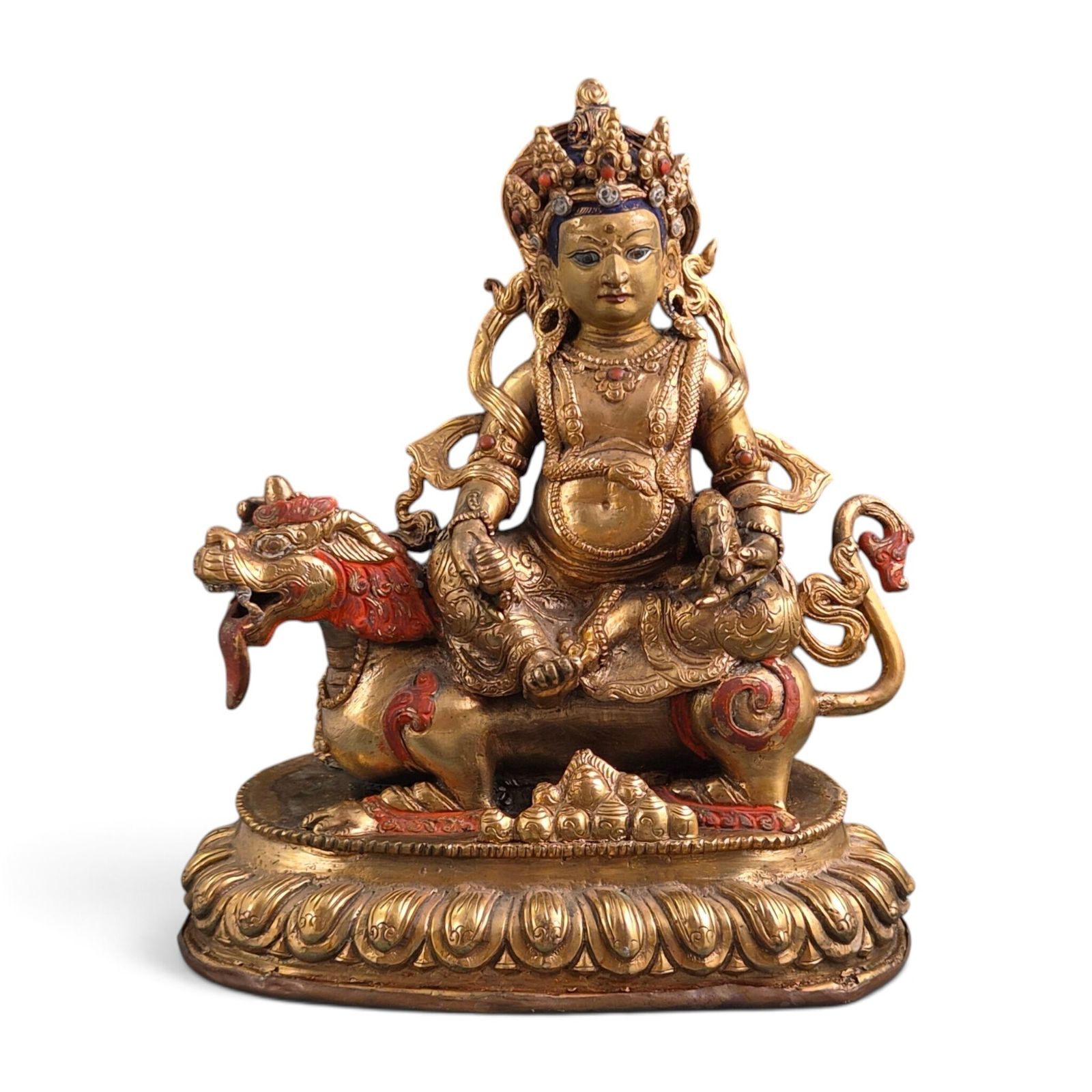 Groot Sino-Tibetaans verguld bronzen Jambhala op een beschilderde leeuw, ca. 1900-1950