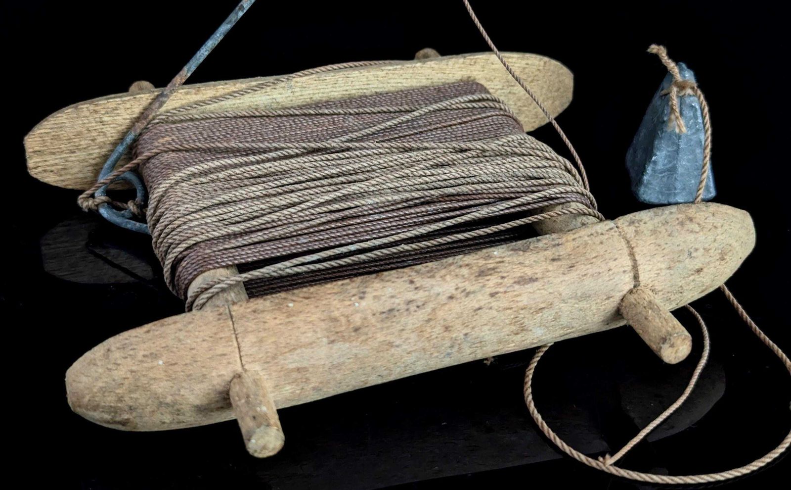 Antiek houten krabbenvislijntje, groot gewicht photo Woonaccessoires